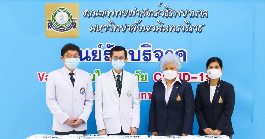 มูลนิธิเพชรรัตน-สุวัทนา มอบชุด PPE แด่บุคลากรทางการแพทย์ โรงพยาบาลวชิรพยาบาล ๒๕๖๔